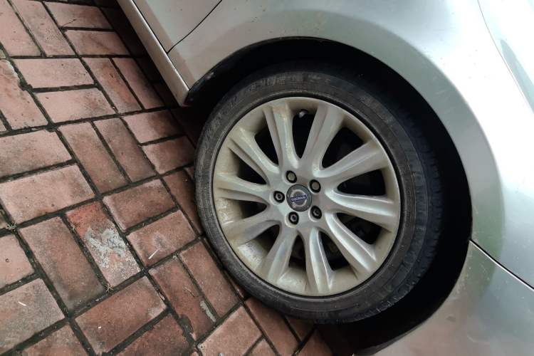 Used Volvo V40 2013 2.0T ZhiShang Version Right Front Wheel Hub