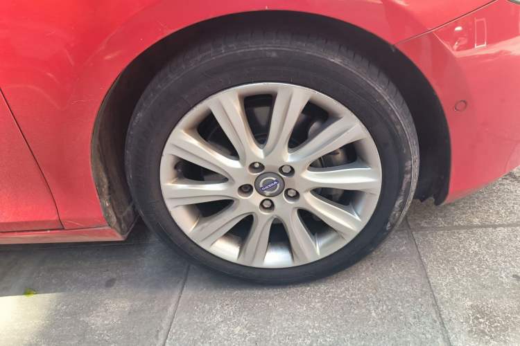 Used Volvo V40 2013 2.0T Zhiya Edition Right Front Wheel Hub