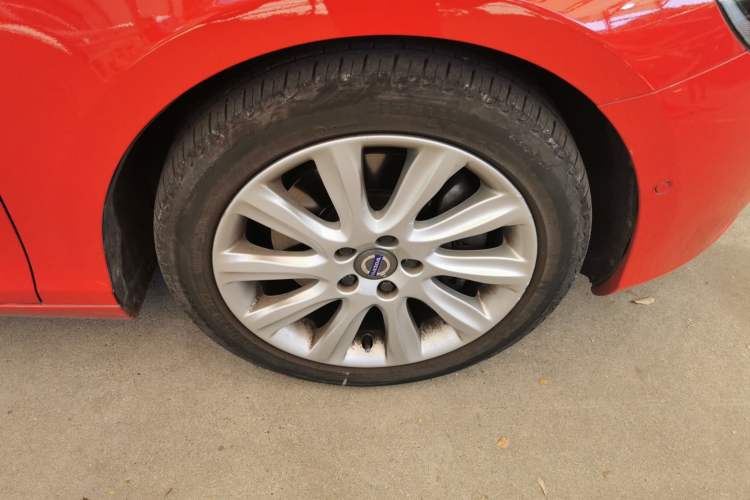 Used Volvo V40 2013 2.0T Zhiya Edition Right Front Wheel Hub
