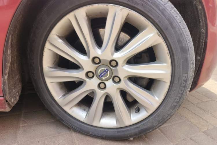 Used Volvo V40 2013 2.0T Zhiyi Edition Right Front Wheel Hub