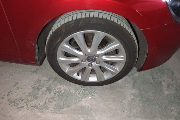 Used Volvo V40 2013 2.0T Zhiya Edition Right Front Wheel Hub