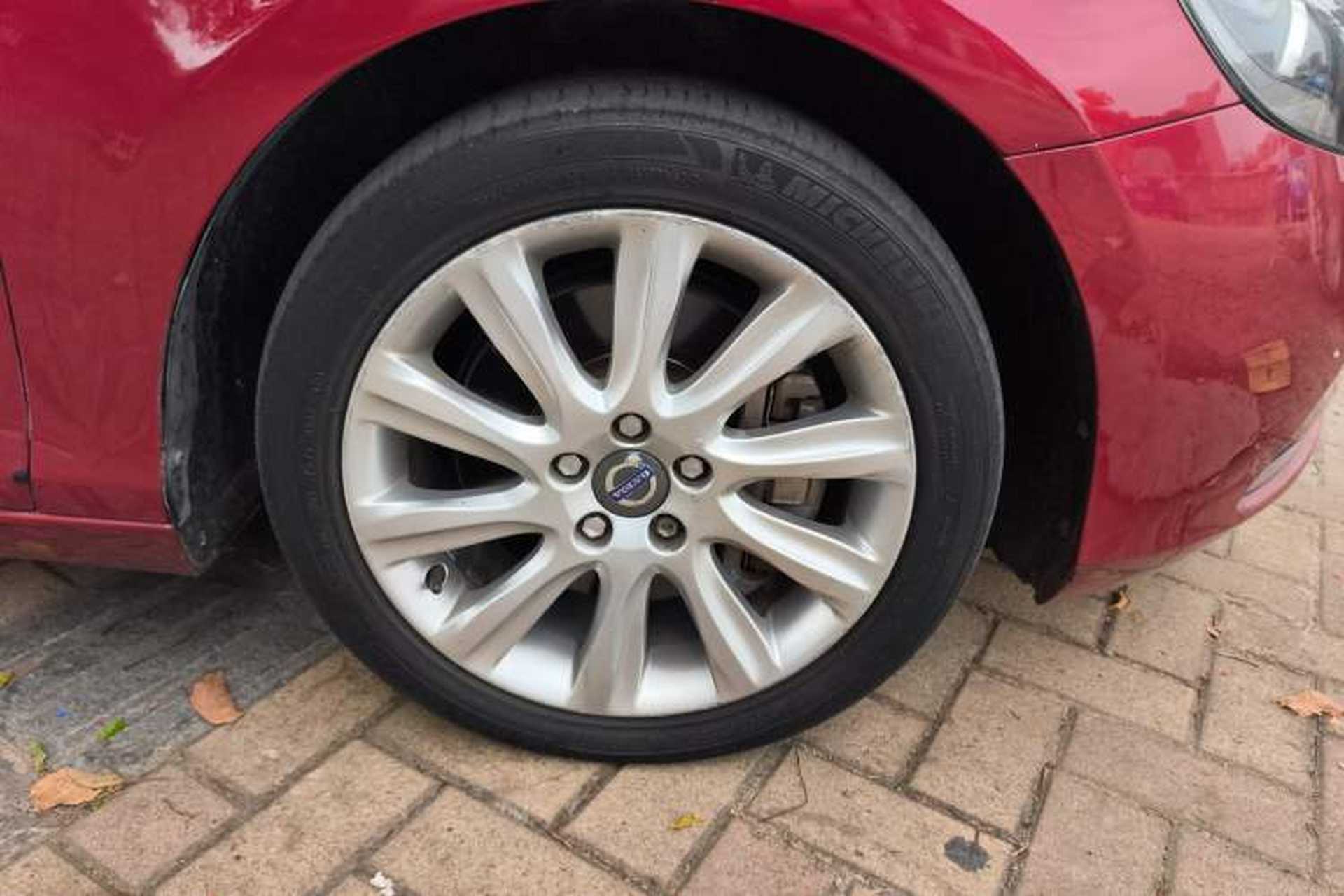 Used Volvo V40 2013 2.0T Zhiyi Edition Right Front Wheel Hub