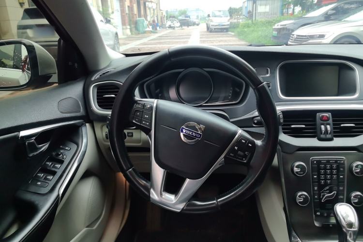 Used Volvo V40 2013 2.0T ZhiShang Version Steering Wheel