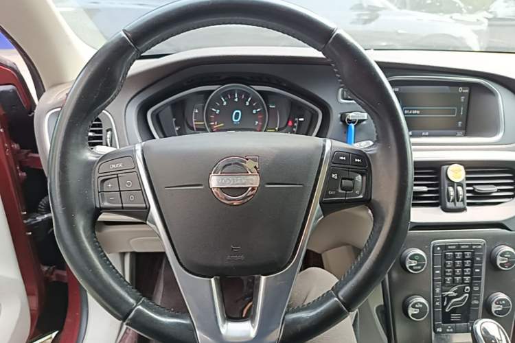Used Volvo V40 2013 2.0T Zhiya Edition Steering Wheel