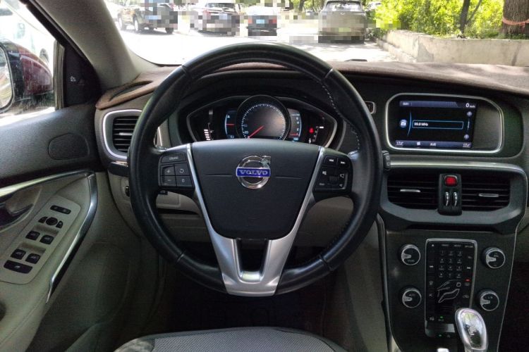 Used Volvo V40 2013 2.0T Zhiya Edition Steering Wheel