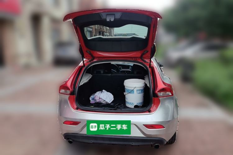 Used Volvo V40 2013 2.0T ZhiShang Version Trunk