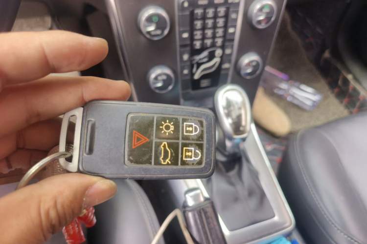 Used Volvo V40 2013 2.0T Zhiyi Edition Vehicle Key