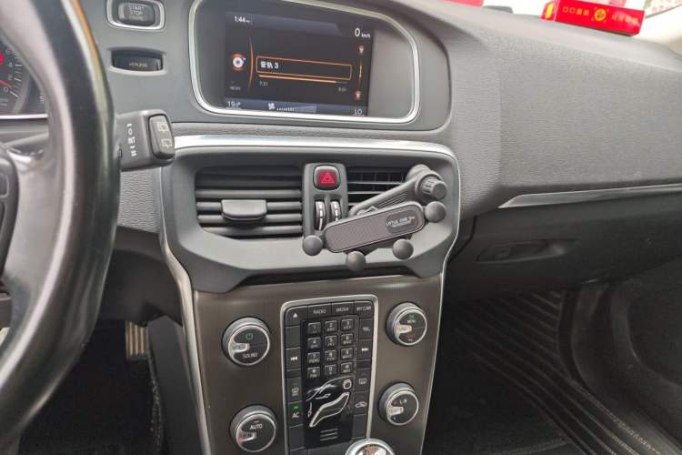 Used Volvo V40 2013 2.0T Zhiyi Edition Audio And AC Panel