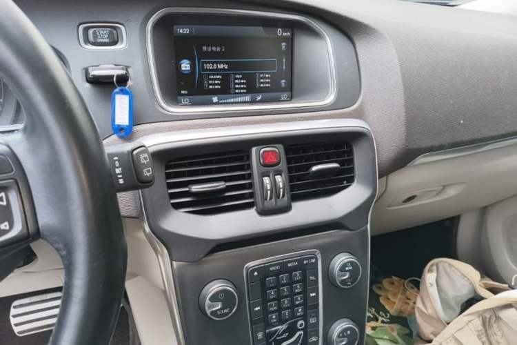 Used Volvo V40 2013 2.0T Zhiya Edition Audio And AC Panel