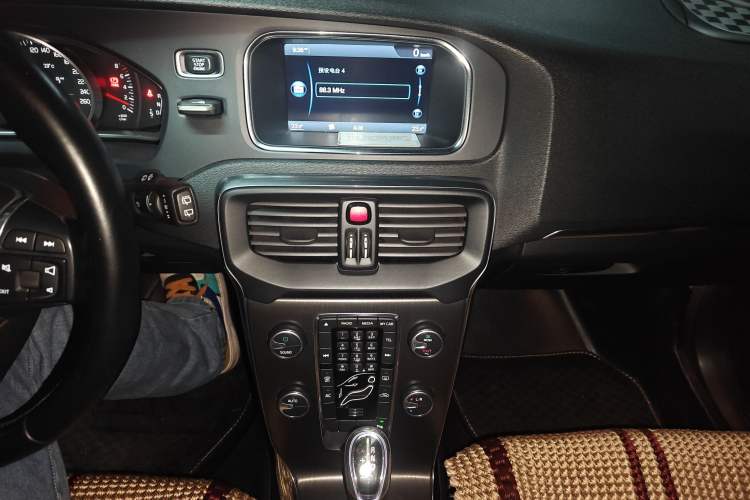 Used Volvo V40 2013 2.0T Zhiyi Edition Audio And AC Panel
