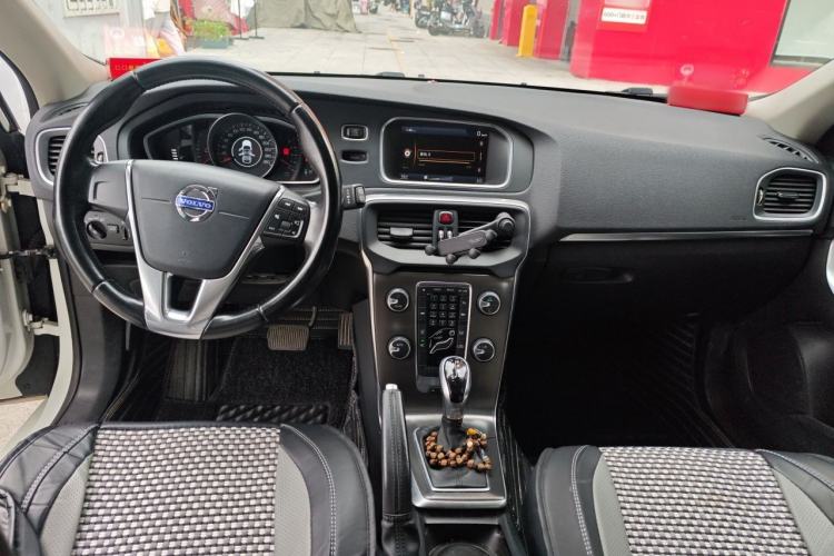 Used Volvo V40 2013 2.0T Zhiyi Edition Center Console