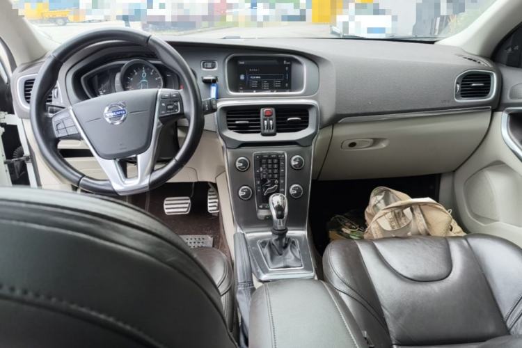 Used Volvo V40 2013 2.0T Zhiya Edition Center Console