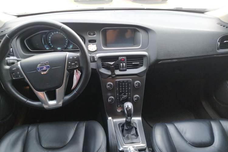 Used Volvo V40 2013 2.0T Zhiya Edition Center Console