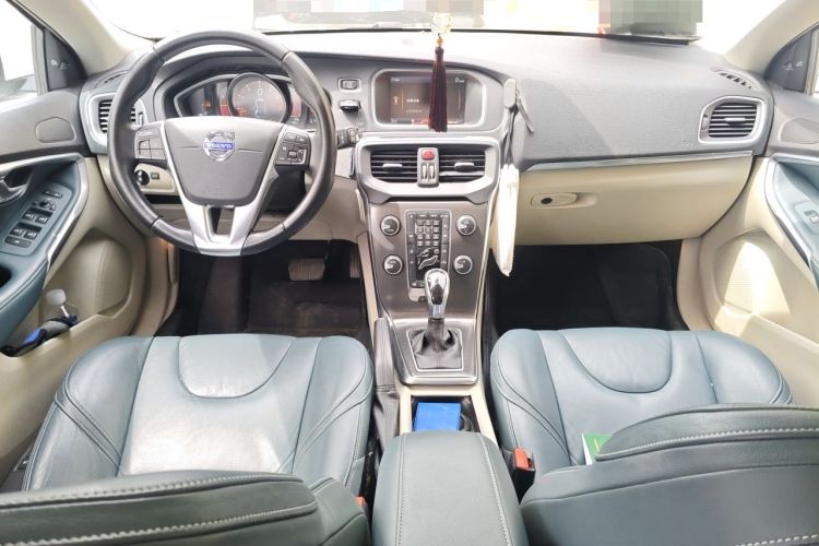 Used Volvo V40 2013 2.0T Zhiya Edition Center Console