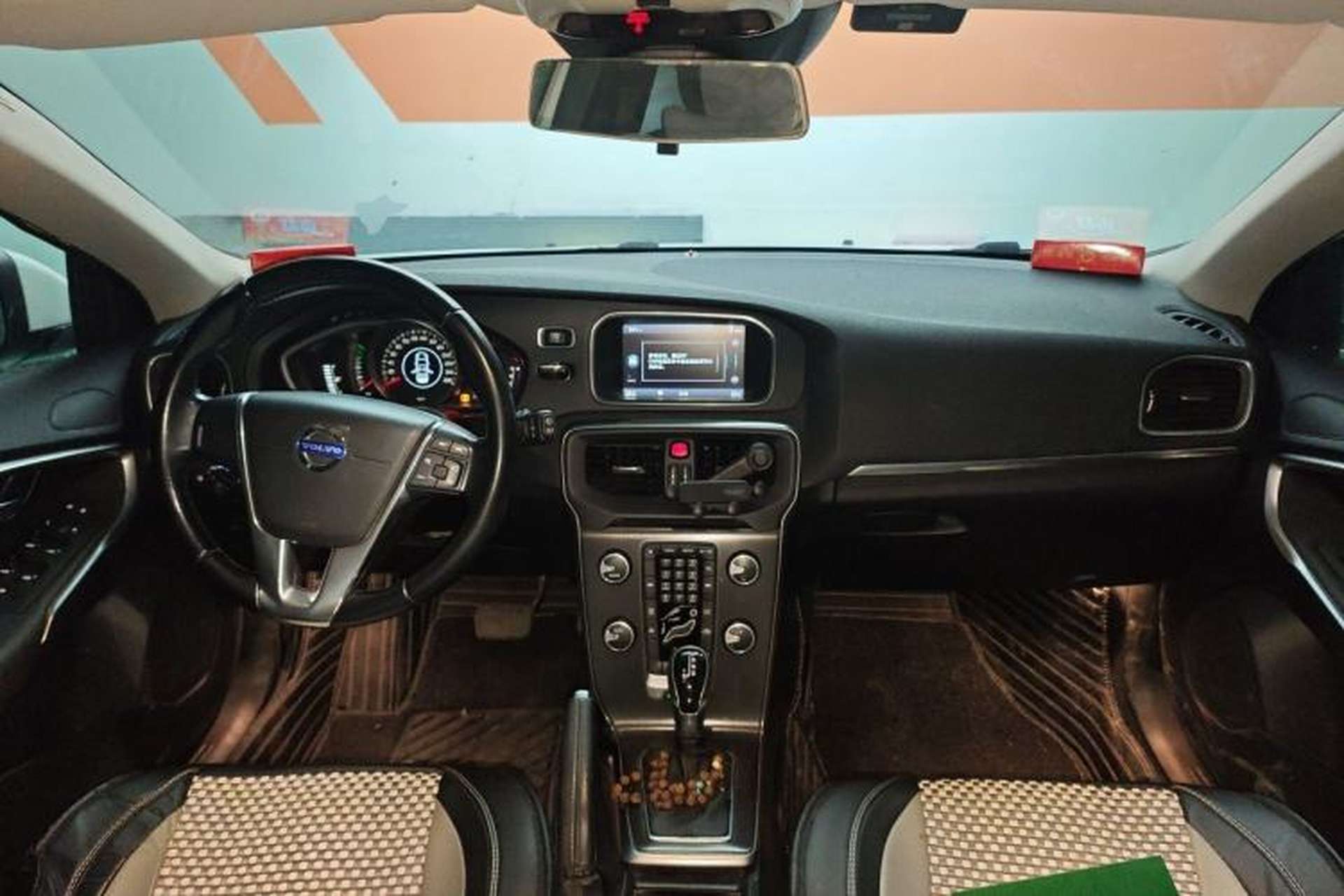 Used Volvo V40 2013 2.0T Zhiyi Edition Center Console