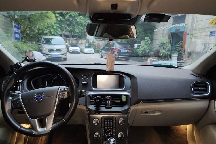 Used Volvo V40 2013 2.0T Zhiya Edition Center Console
