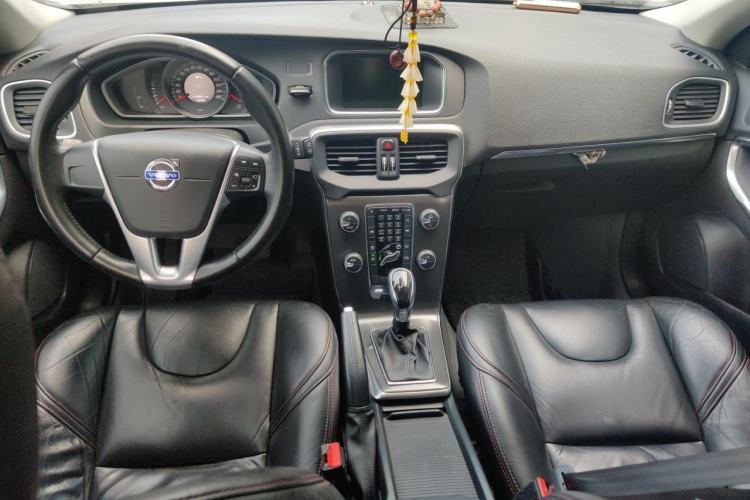 Used Volvo V40 2013 2.0T Zhiyi Edition Center Console