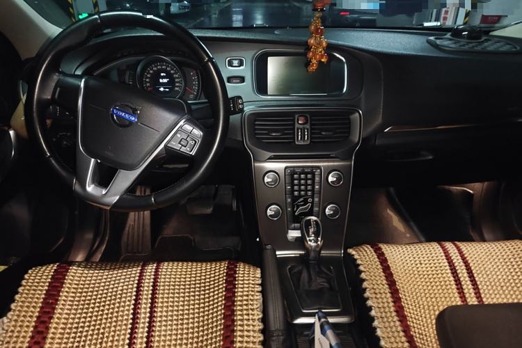 Used Volvo V40 2013 2.0T Zhiyi Edition Center Console