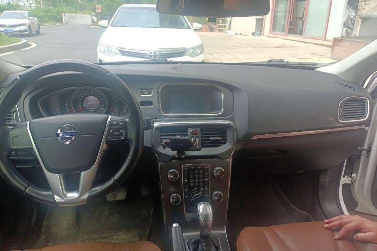 Used Volvo V40 2013 2.0T Zhiyi Edition Center Console