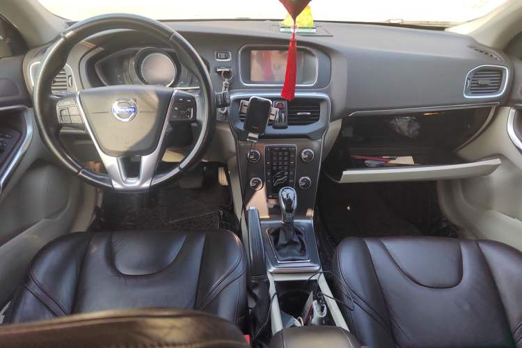 Used Volvo V40 2013 2.0T Zhiya Edition Center Console
