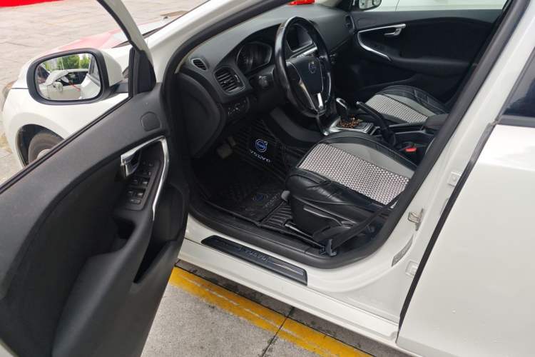 Used Volvo V40 2013 2.0T Zhiyi Edition Driver Seat