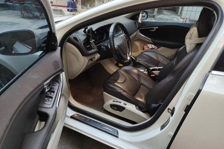 Used Volvo V40 2013 2.0T Zhiya Edition Driver Seat