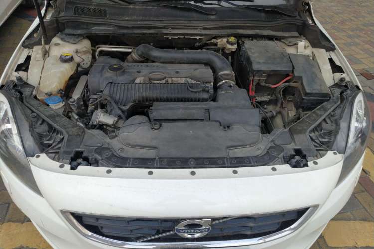 Used Volvo V40 2013 2.0T Zhiya Edition Engine Bay