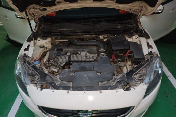Used Volvo V40 2013 2.0T Zhiyi Edition Engine Bay