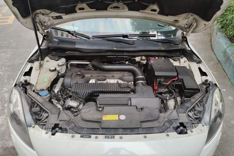 Used Volvo V40 2013 2.0T Zhiya Edition Engine Bay