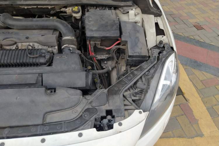 Used Volvo V40 2013 2.0T Zhiya Edition Engine Bay Left