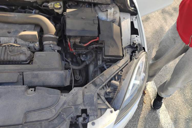 Used Volvo V40 2013 2.0T Zhiya Edition Engine Bay Left