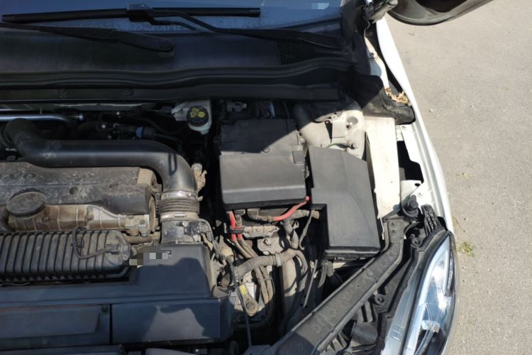 Used Volvo V40 2013 2.0T Zhiya Edition Engine Bay Left