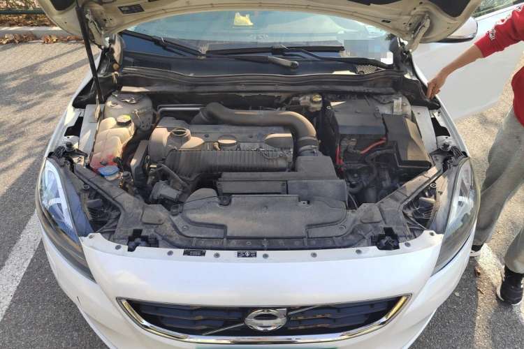 Used Volvo V40 2013 2.0T Zhiya Edition Engine Bay