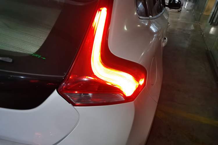 Used Volvo V40 2013 2.0T Zhiya Edition Exterior 6
