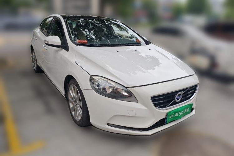 Used Volvo V40 2013 2.0T Zhiyi Edition Front Right 45 Deg