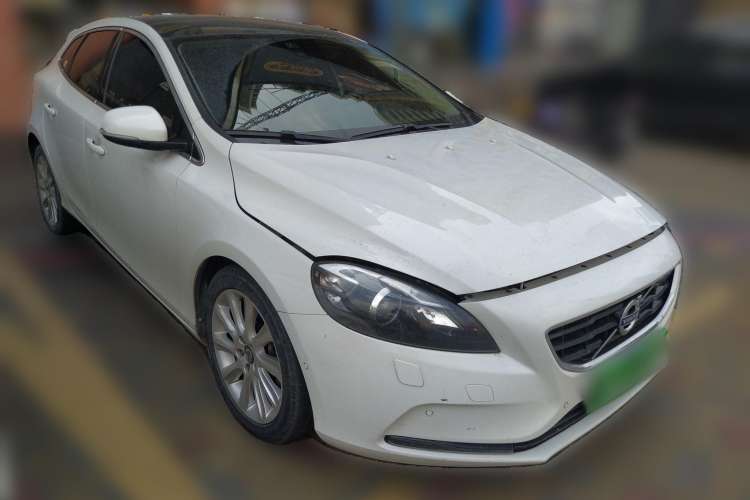 Used Volvo V40 2013 2.0T Zhiya Edition Front Right 45 Deg