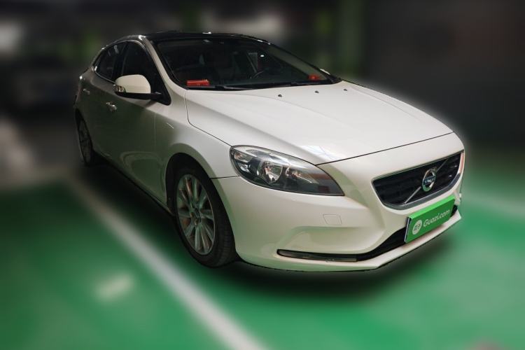 Used Volvo V40 2013 2.0T Zhiyi Edition Front Right 45 Deg