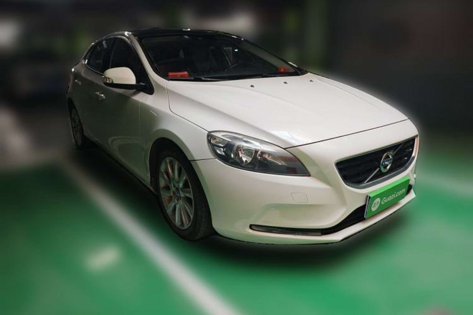 Used Volvo V40 2013 2.0T Zhiyi Edition Front Right 45 Deg