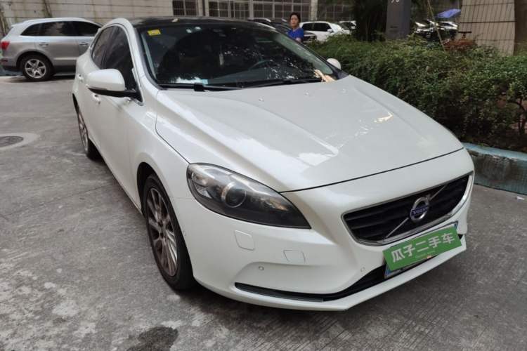 Used Volvo V40 2013 2.0T Zhiya Edition Front Right 45 Deg