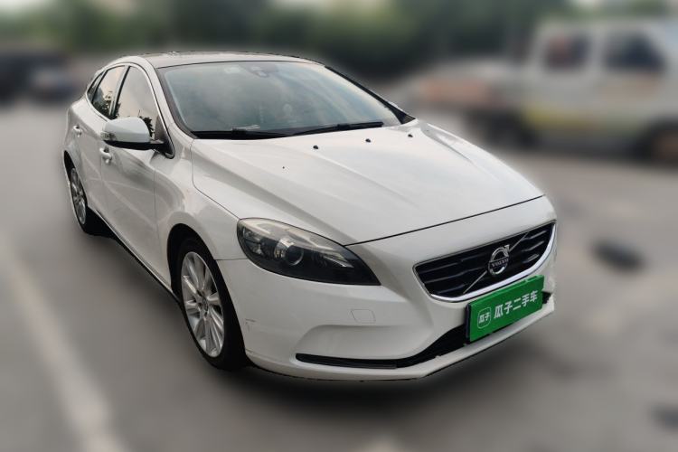 Used Volvo V40 2013 2.0T Zhiyi Edition Front Right 45 Deg