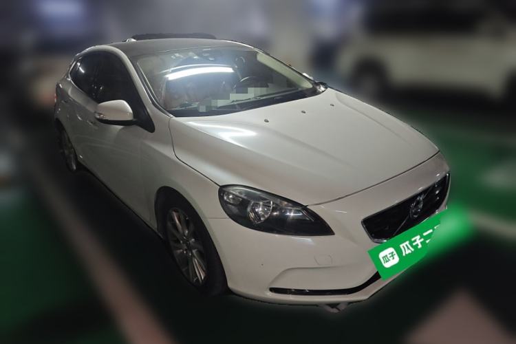 Used Volvo V40 2013 2.0T Zhiyi Edition Front Right 45 Deg