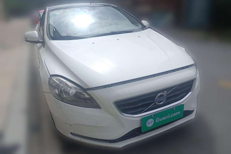 Used Volvo V40 2013 2.0T Zhiyi Edition Front Right 45 Deg