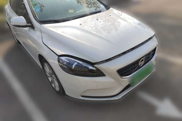 Used Volvo V40 2013 2.0T Zhiya Edition Front Right 45 Deg