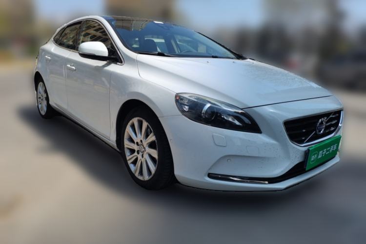 Used Volvo V40 2013 2.0T Zhiya Edition Front Right 45 Deg