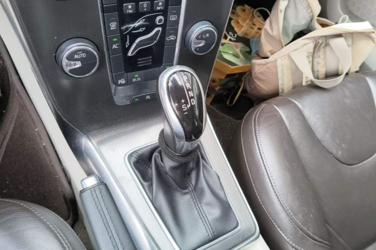 Used Volvo V40 2013 2.0T Zhiya Edition Gear Lever