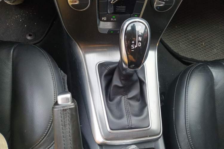 Used Volvo V40 2013 2.0T Zhiya Edition Gear Lever