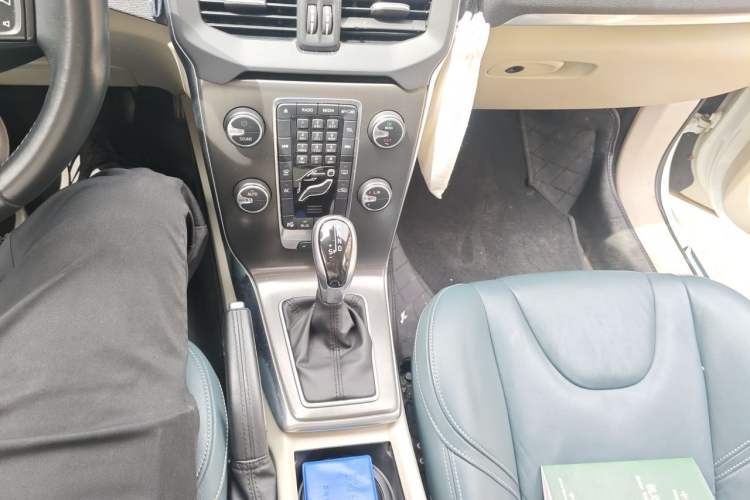 Used Volvo V40 2013 2.0T Zhiya Edition Gear Lever