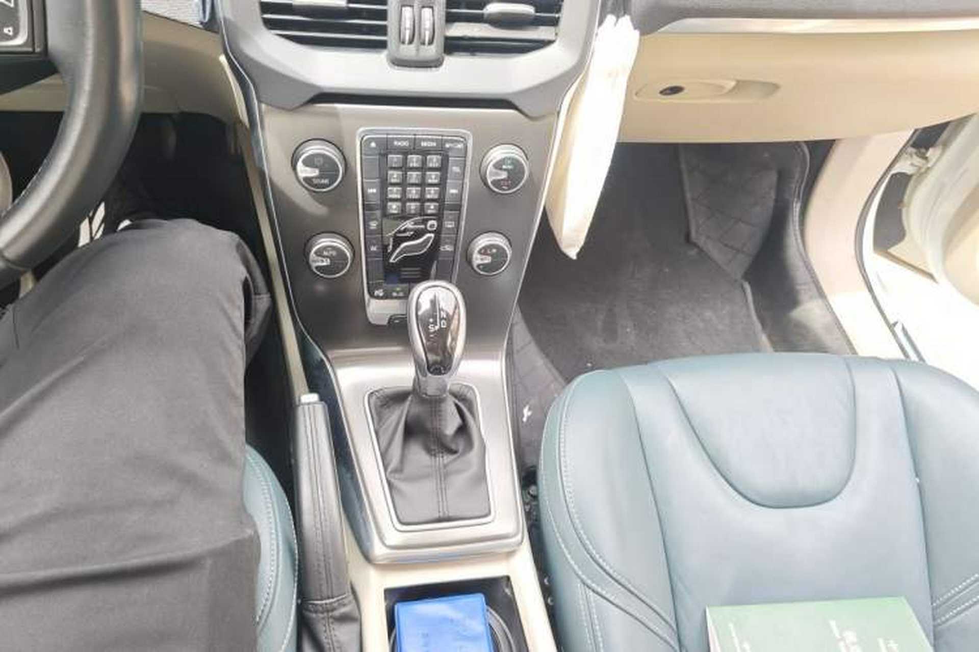 Used Volvo V40 2013 2.0T Zhiya Edition Gear Lever