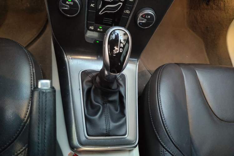 Used Volvo V40 2013 2.0T Zhiya Edition Gear Lever