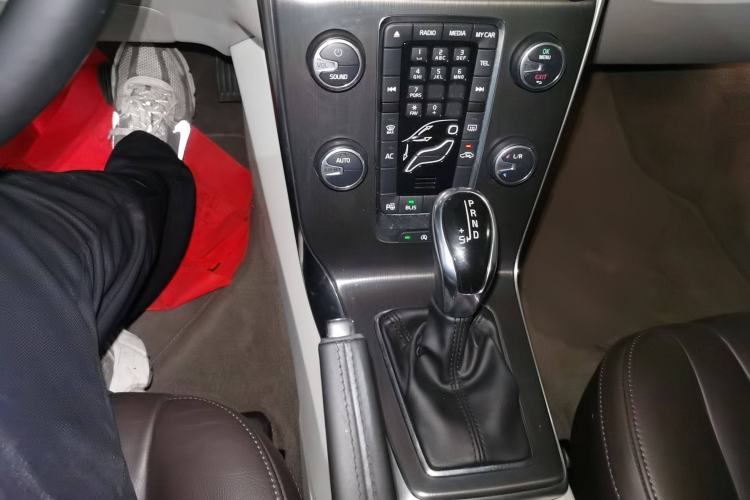 Used Volvo V40 2013 2.0T Zhiya Edition Gear Lever